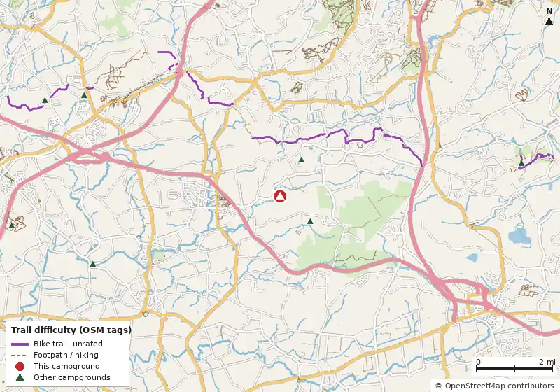 Map of roads, water and trails within about 5 miles of Adventure Bound Camping Resort Oak Creek, with bike trails colored by their OpenStreetMap difficulty tags