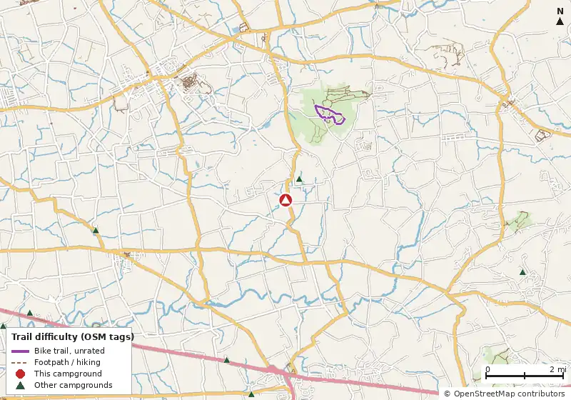Map of roads, water and trails within about 5 miles of KOA Kampground, with bike trails colored by their OpenStreetMap difficulty tags
